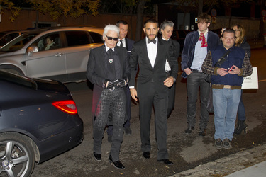 Karl Lagerfeld mit Gästen