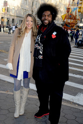 Colbie Caillat mit Begleitung