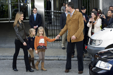 Prinz Felipe mit Prinzessin Letizia und ihren Kindern Prinzessin Leonor und Prinzessin Sofia