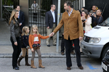 Prinz Felipe mit Prinzessin Letizia und ihren Kindern Prinzessin Leonor und Prinzessin Sofia