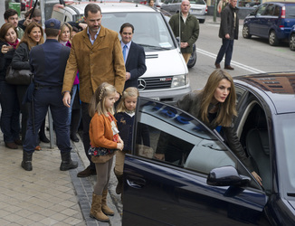 Prinz Felipe mit Prinzessin Letizia und ihren Kindern Prinzessin Leonor und Prinzessin Sofia