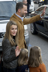 Prinz Felipe mit Prinzessin Letizia und ihren Kindern Prinzessin Leonor und Prinzessin Sofia