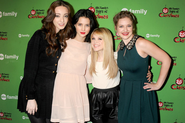 Emma Dumont, Julia Goldani Telles, Bailey Buntain, Kaitlyn Jenkins