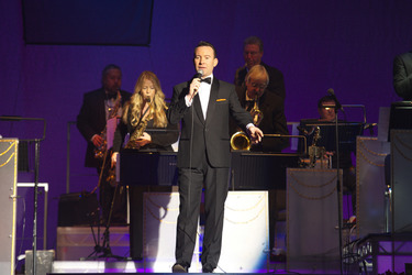 Tam Ward als Frank Sinatra