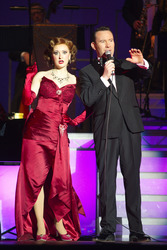 Tam Ward als Frank Sinatra