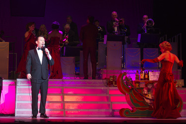 Tam Ward als Frank Sinatra