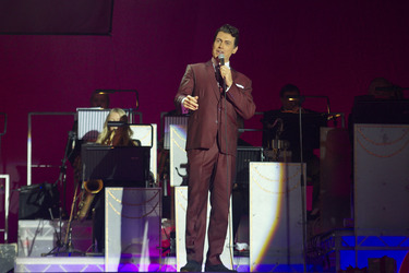 Phil Barley als Dean Martin