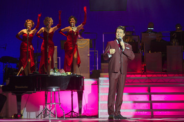 Phil Barley als Dean Martin