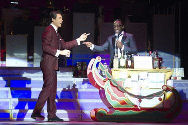 Phil Barley als Dean Martin, Giles Terera als Sammy Davis Jr.