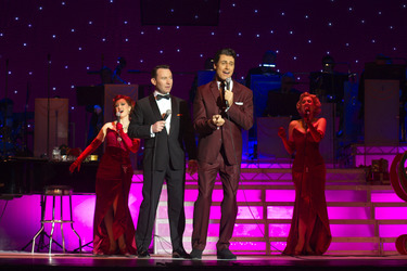 Tam Ward als Frank Sinatra, Phil Barley als Dean Martin