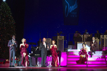 Giles Terera als Sammy Davis Jr., Tam Ward als Frank Sinatra, Phil Barley als Dean Martin