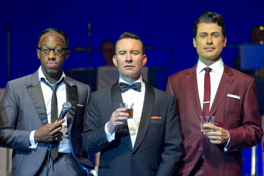 Giles Terera als Sammy Davis Jr., Tam Ward als Frank Sinatra, Phil Barley als Dean Martin