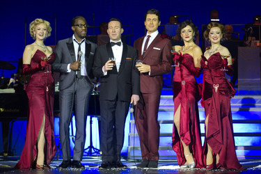 Giles Terera als Sammy Davis Jr., Tam Ward als Frank Sinatra, Phil Barley als Dean Martin