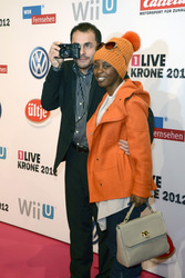 Shary Cheyenne Reeves mit Begleitung