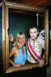 Janine Kunze mit Bodypaint-Model