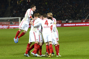 Leverkusen Spieler nach dem 1:0 durch Gonzalo Castro