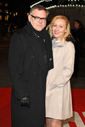 Kevin McNally mit Begleitung