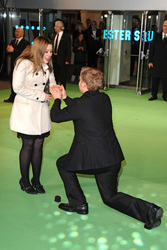 Ein Paar verlobt sich auf dem Grünen Teppich