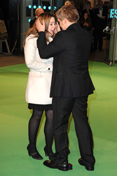 Ein Paar verlobt sich auf dem Grünen Teppich