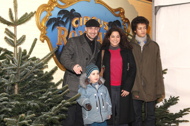 Bürger Lars Dietrich mit Ehefrau Türkiz Talay und Kindern