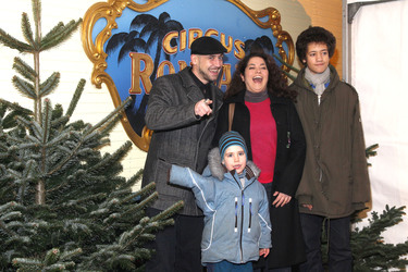 Bürger Lars Dietrich mit Ehefrau Türkiz Talay und Kindern