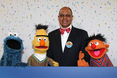 Melvin Ming mit Krümelmonster, Bert und Ernie