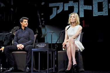 Tom Cruise, Rosamund Pike