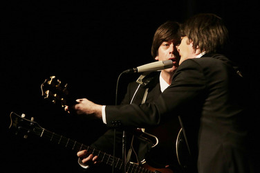 Steve White als Paul McCartney, Craig Gamble als George Harrison