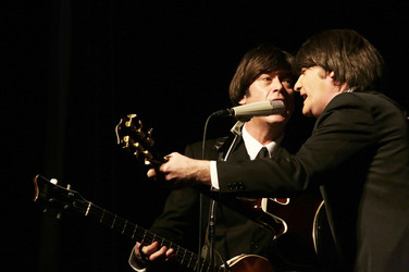 Steve White als Paul McCartney, Craig Gamble als George Harrison