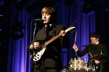 Paul Tudhope als John Lennon, Simon Ramsden als Ringo Starr