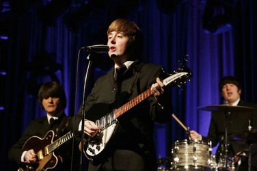 Craig Gamble als George Harrison, Paul Tudhope als John Lennon, Simon Ramsden als Ringo Starr
