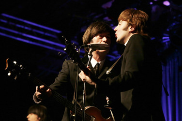 Craig Gamble als George Harrison, Paul Tudhope als John Lennon