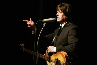 Steve White als Paul McCartney