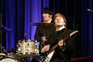 Simon Ramsden als Ringo Starr, Paul Tudhope als John Lennon