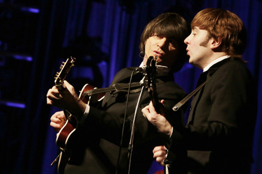 Craig Gamble als George Harrison, Paul Tudhope als John Lennon