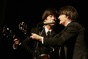 Steve White als Paul McCartney, Craig Gamble als George Harrison