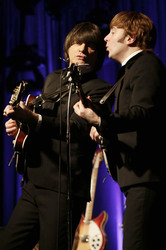 Craig Gamble als George Harrison, Paul Tudhope als John Lennon