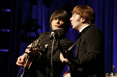 Craig Gamble als George Harrison, Paul Tudhope als John Lennon