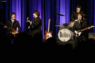 Steve White als Paul McCartney, Craig Gamble als George Harrison, Simon Ramsden als Ringo Starr, Paul Tudhope als John Lennon