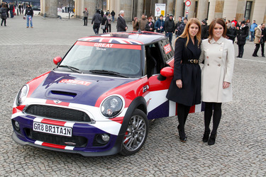 Beatrice Mountbatten-Windsor, Eugenie Mountbatten-Windsor