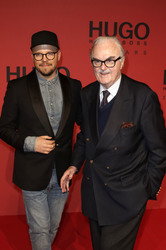 F. C. Gundlach und Begleitung