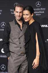 Joseph Fiennes, Maria Dolores Dieguéz