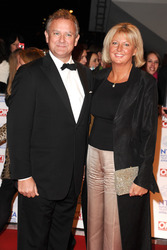 Hugh Bonneville mit Begleitung