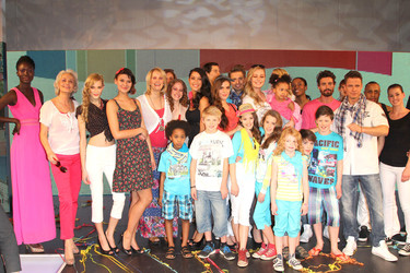 Dji Dieng, Mandy Bork, Jana Delia Schmidt, Monica Ivancan, Rebeeca Mir und die Models der Ernsting's Family 2013