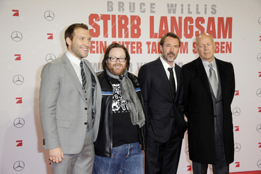 Bruce Willis, Jai Courtney, Sebastian Koch, John Moore
