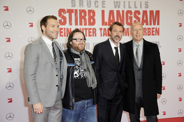 Bruce Willis, Jai Courtney, Sebastian Koch, John Moore