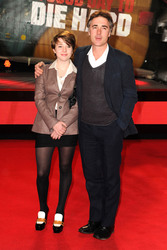 Greg Wise mit Begleitung