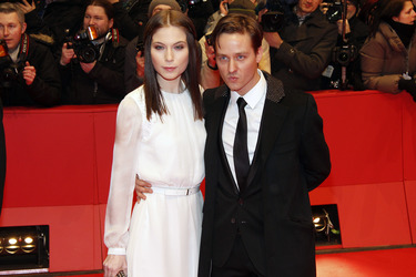 Nora von Waldstätten, Tom Schilling