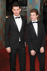 Jeremy Irvine mit Begleitung