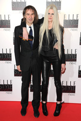 Kristen McMenamy mit Begleitung